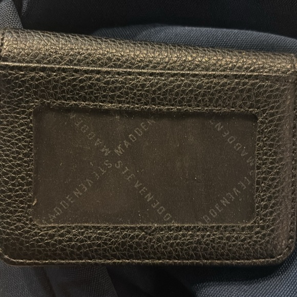 Black men’s/unisex Steve Madden bi-fold wallet, gold keychain great quality - Picture 2 of 7